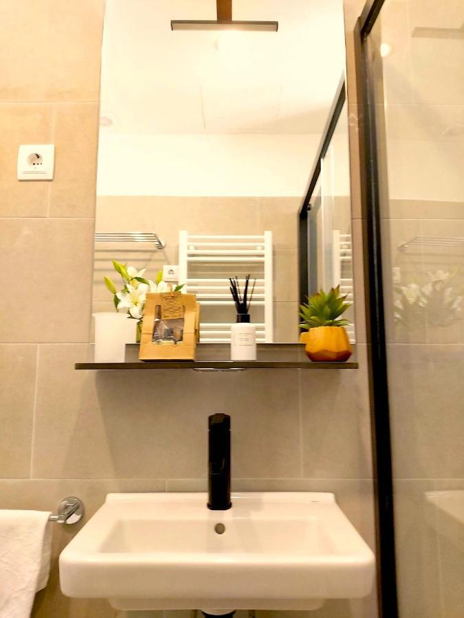 Apartamento Nuevo Y Reformado Al Lado De La Gran Via Madrilena Esterno foto